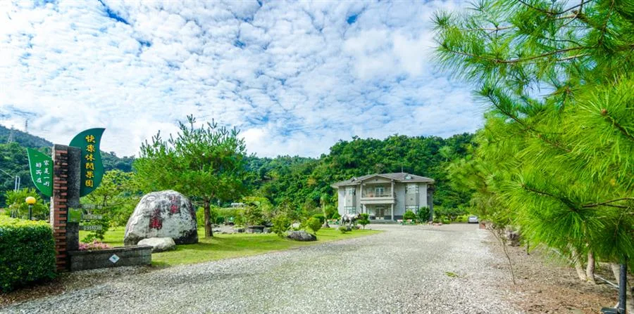 快樂休閒果園民宿｜入口與山林環繞的庭院