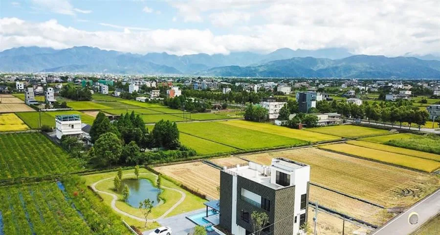 淞湘卉館｜民宿與周圍稻田的空中視角