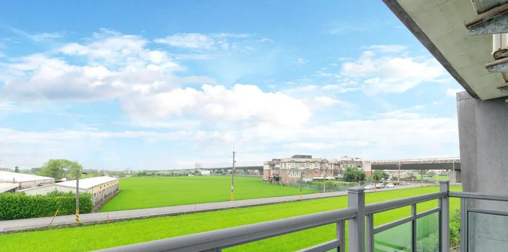 田念民宿｜客房陽台望向田野