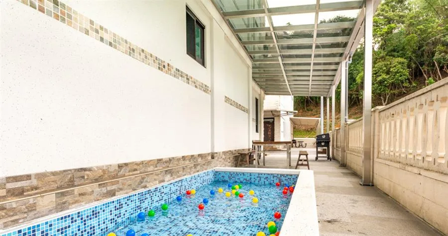 逸民宿｜兒童戲水池與旁側遮棚烤肉區